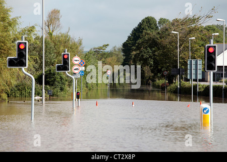 Weymouth piogge inondare la città prima di Weymouth Olimpiadi di vela di questo mese con strade Underwater Foto Stock