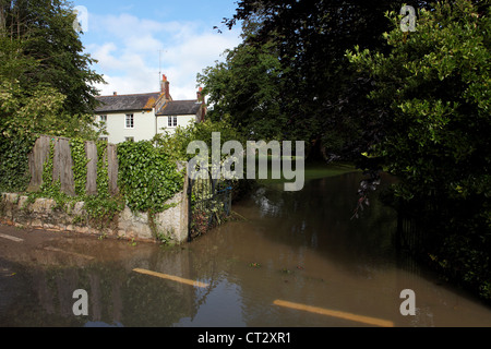 Weymouth piogge inondazioni in giardino Radipole Lane prima di Weymouth Olimpiadi di vela in questo mese Foto Stock