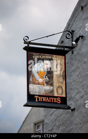 "Tre pattini del cavallo' tre ferri di cavallo pub pensili segno, Ingleton, North Yorkshire Dales, REGNO UNITO Foto Stock