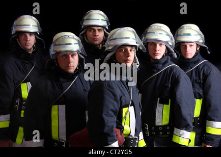 I vigili del fuoco in speciali tute ignifughe, Nomex tuta, casco con visiera, linea di sicurezza. Professional fire mangiare. Foto Stock