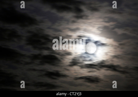 Luna, luna piena. Poco nuvoloso cielo notturno, la luna brilla attraverso le nuvole sottili. Foto Stock