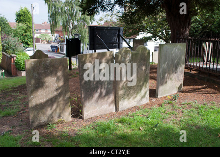 Le ombre dei rami di alberi sulle lapidi presso la chiesa di Saint Mary, Edwinstow dove la leggenda dice Robin Hood e Maid Marian erano wed Foto Stock