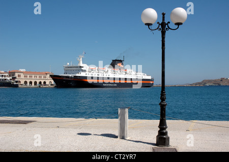 Bilancio della nave di crociera vita easyCruise ormeggiata in Ermoupoli sull'isola greca di Syros Foto Stock