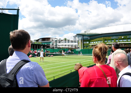 La ragazza match sui tribunali esterno ai campionati 2012, Wimbledon, Merton Borough, Greater London, England, Regno Unito Foto Stock