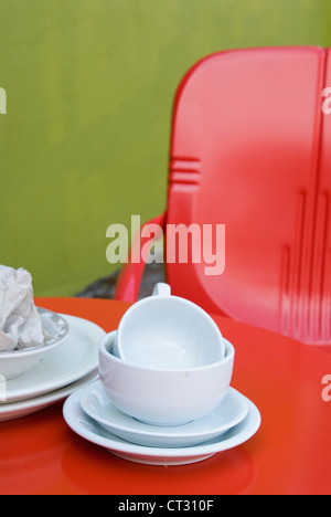 I piatti sporchi impilati su un tavolino di un bar. Foto Stock