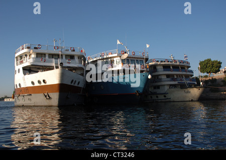 Incrociatori del Nilo si diressero insieme ad Aswan, Egitto Foto Stock