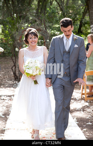 Sposa e lo sposo a camminare lungo il corridoio. Foto Stock