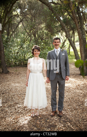 Sposa e lo sposo in piedi accanto a ogni altro. Foto Stock