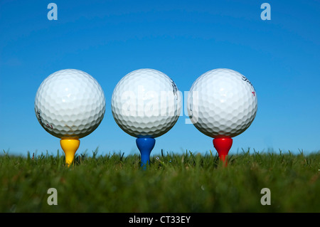 Tre golfs sfere on tees Foto Stock