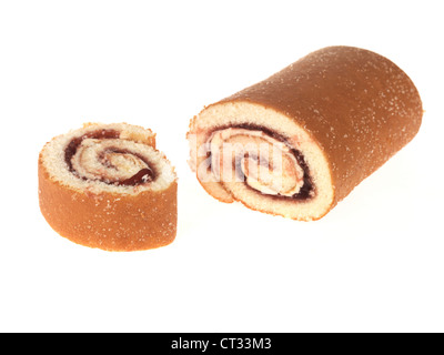 Sfornati freschi svizzero di rullo di spugna farcita con confettura di fragole e panna isolata contro uno sfondo bianco con nessun popolo pronto a mangiare Foto Stock