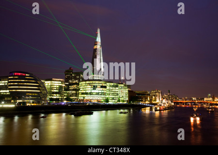 Cerimonia di apertura e la luce laser show all'Shard Building a Londra Foto Stock