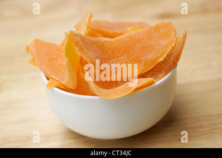 Mango essiccato fette in una ciotola, fette di mango essiccato Foto Stock