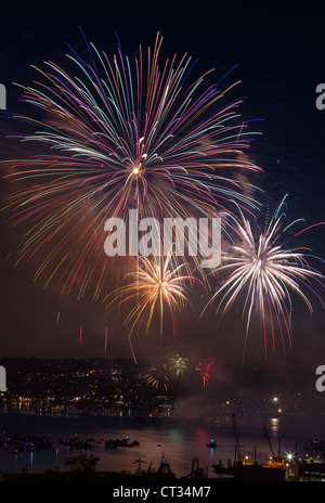 Grande ruota sagomata come fuochi d'artificio fuori il Lago Union Washington durante il 4 di luglio Foto Stock