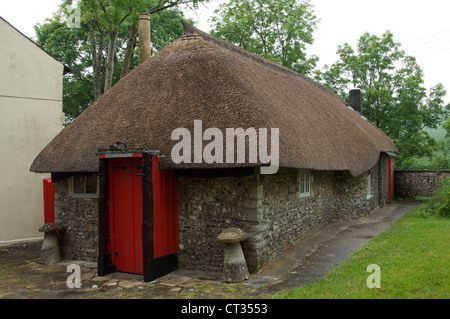 La storica Smith di braccia public house a Godmanstone nelle zone rurali di Dorset. Questo potrebbe essere il paesino più piccolo pub in Inghilterra? Regno Unito. Foto Stock