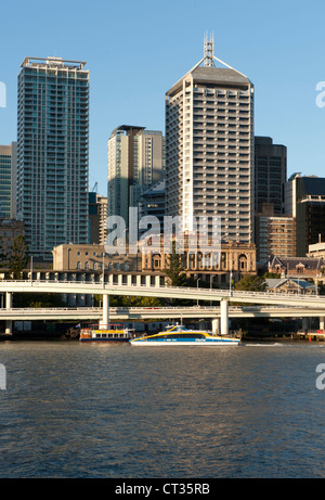 Skyline del CBD di Brisbane, la capitale del Queensland, con il Fiume Brisbane, visto da South Bank Foto Stock