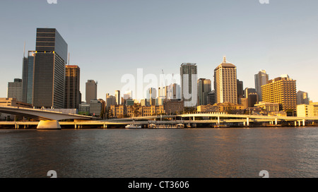 Skyline del CBD di Brisbane, la capitale del Queensland, con il Fiume Brisbane, visto da South Bank Foto Stock