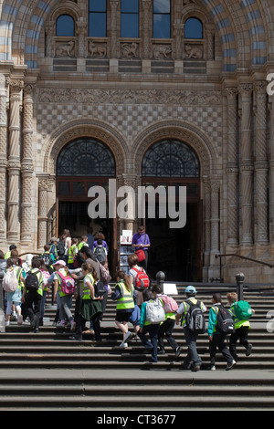 Museo di Storia Naturale, ingresso. Scuola di arrivo di partito per una visita di istruzione. Cromwell Road, South Kensington, Londra. Foto Stock