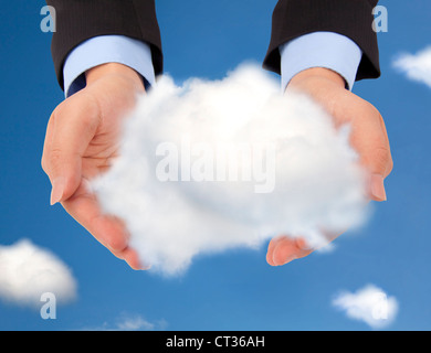 La mano di imprenditore tenendo un singolo cloud Foto Stock