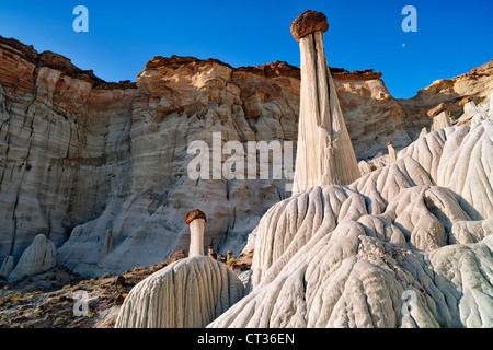 La luna sorge sulle torri del silenzio Wahweap Hoodoos in Utah's Scalone Escalante monumento nazionale. Foto Stock