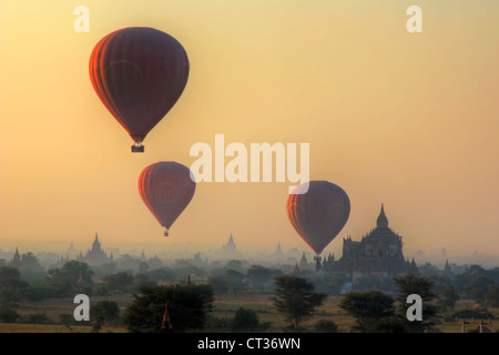 Mongolfiere sopra Bagan (pagano) | Myanmar (Birmania) Foto Stock