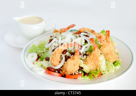 Una sana insalata di verdure con profonda gamberi fritti Foto Stock