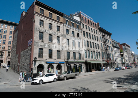 I pedoni a camminare lungo la Rue de la commune street Old Vieux Quebec Montreal Canada KATHY DEWITT Foto Stock