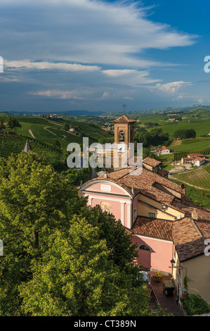 Italia Piemonte Langhe Provincia di Cuneo Barolo la chiesa di San Donato Foto Stock