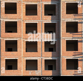 Parete in mattoni con finestre di vita moderna casa in costruzione Foto Stock