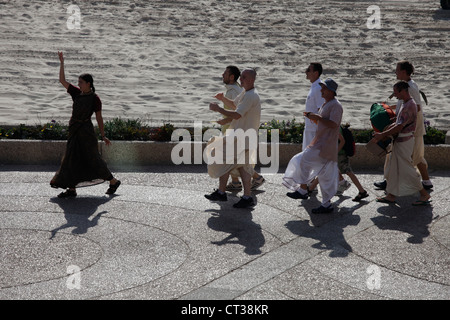 Street il canto di Hare Krishna da Harinamas a Tel Aviv seacoast promenade Israele Foto Stock