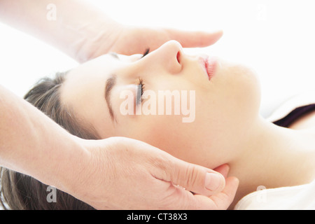 Donna con massaggio viso a spa Foto Stock