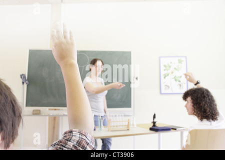 L'insegnante chiede agli allievi di una classe Foto Stock