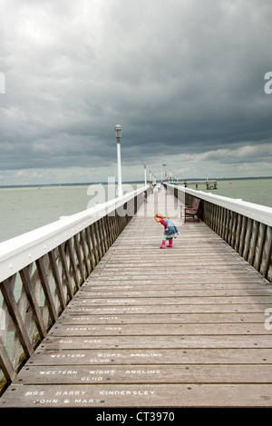 Ragazza giovane Yarmouth Pier sull'Isola di Wight Foto Stock