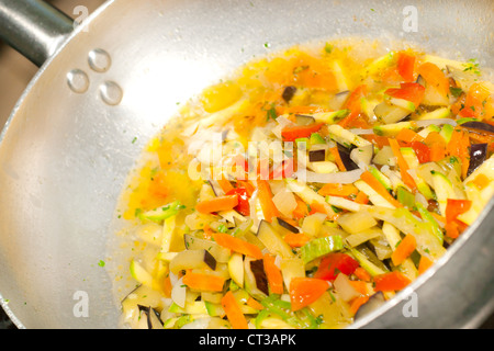 Fresche verdure miste in padella. Foto Stock