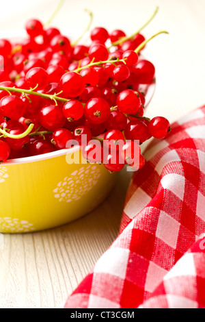 Dolce ribes rosso sul tavolo da cucina Foto Stock