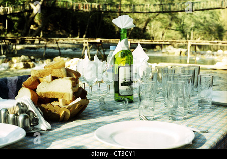 Alanya, una tabella impostata sul fiume Foto Stock