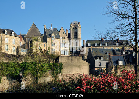 Città vecchia di Le Mans con la cattedrale di Saint Julien in background nella regione Pays de la Loire nel nord-ovest della Francia Foto Stock