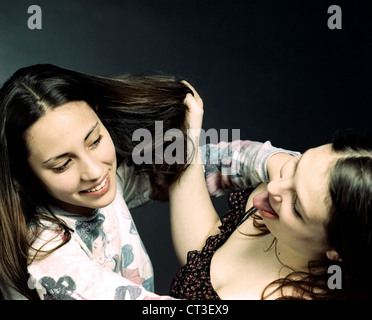 Due giovani ragazze tirando ogni altro i capelli Foto Stock