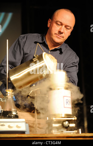 Il Computer Science Professor Chris Vescovo parlando a Cheltenham Science Festival Regno Unito Foto Stock