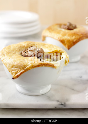 Bocce di torte salate su lastra di marmo Foto Stock