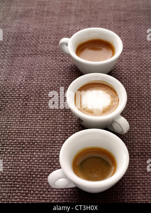 Tazze di caffè sul tessuto stuoia Foto Stock