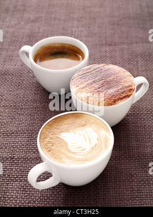 Tazze di caffè sul tessuto stuoia Foto Stock
