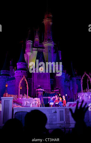I personaggi Disney night show di fronte a Cenerentola del castello e il Regno Magico di Disney World, a Orlando, Florida Foto Stock