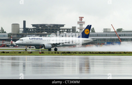 Amburgo, un volo Lufthansa sull'asfalto dell'aeroporto Fuhlsbuettel Foto Stock