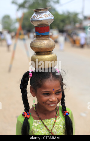 Street artista circense di Andhra Pradesh in India del Sud Foto Stock