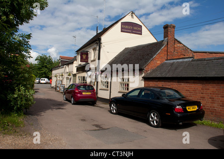 Orzo Mow pub è in Newbold on Avon vicino al fiume Avon e Oxford Canal con eating facilities per interni ed esterni. Foto Stock