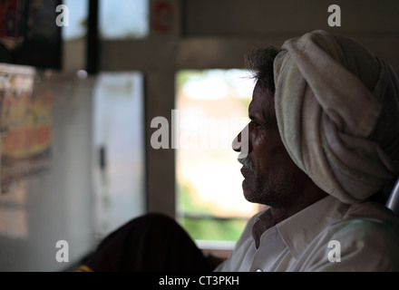 Il vecchio uomo in bus Andhra Pradesh in India del Sud Foto Stock