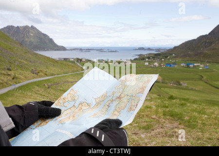 Controllo della mappa, un viaggio attraverso le isole Lofoten in Norvegia Foto Stock