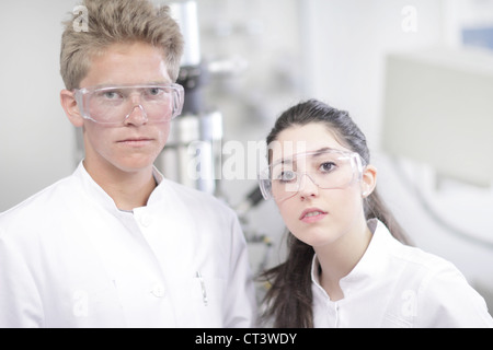 Gli scienziati che indossa gli occhiali di protezione in laboratorio Foto Stock