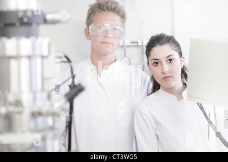 Gli scienziati in piedi in lab Foto Stock