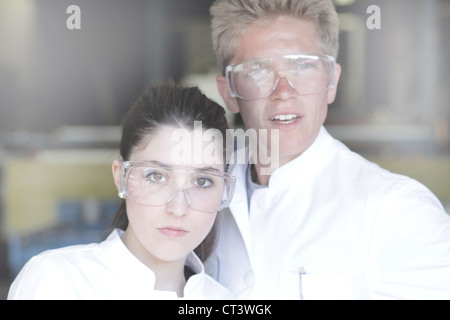 Gli scienziati che indossa gli occhiali di protezione in laboratorio Foto Stock